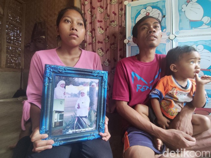 Repi tunjukan foto ibunya yang sempat hilang 17 tahun