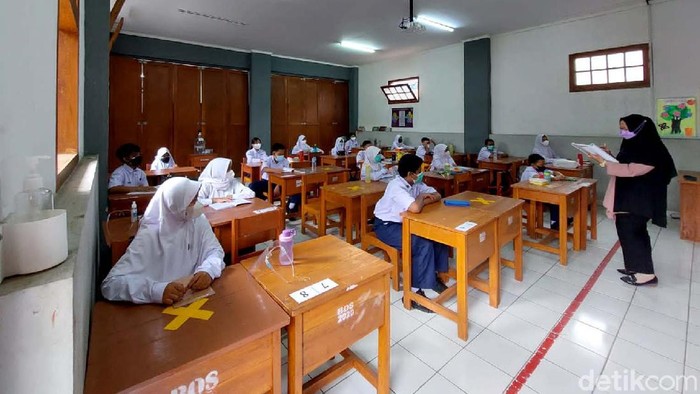 Siswa jenjang TK hingga SMA di Kota Cimahi mulai jalani kegiatan sekolah tatap muka hari ini. Kegiatan itu digelar dengan terapkan protokol kesehatan ketat.