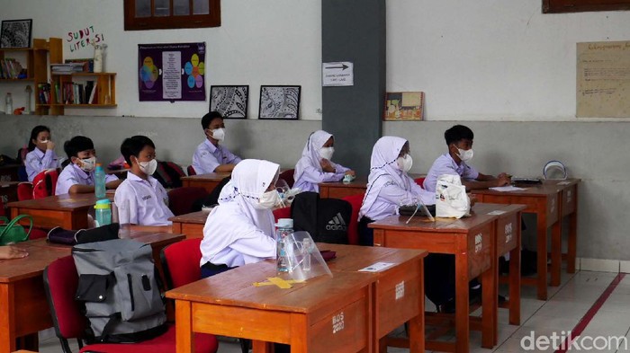 Saat Pelajar di Cimahi Antusias Ikut Serta Sekolah Tatap Muka Siswa jenjang TK hingga SMA di Kota Cimahi mulai jalani kegiatan sekolah tatap muka hari ini. Kegiatan itu digelar dengan terapkan protokol kesehatan ketat.