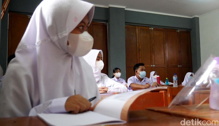 Siswa jenjang TK hingga SMA di Kota Cimahi mulai jalani kegiatan sekolah tatap muka hari ini. Kegiatan itu digelar dengan terapkan protokol kesehatan ketat.