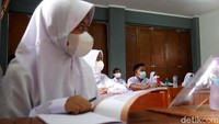 Ia menyebut sebanyak 33 persen siswa menjalani PTM. Sementara sisanya tetap menjalani pembelajaran daring. Pola tersebut terus berulang setiap harinya selama masa transisi.
