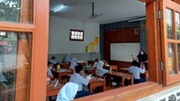 Siswa jenjang TK, SD, SMP, dan SMA di Kota Cimahi mulai menjalani Pembelajaran Tatap Muka (PTM) Senin (6/9/2021) dengan protokol kesehatan yang ketat lantaran masih di tengah pandemi COVID-19.
