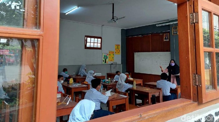 Siswa jenjang TK hingga SMA di Kota Cimahi mulai jalani kegiatan sekolah tatap muka hari ini. Kegiatan itu digelar dengan terapkan protokol kesehatan ketat.