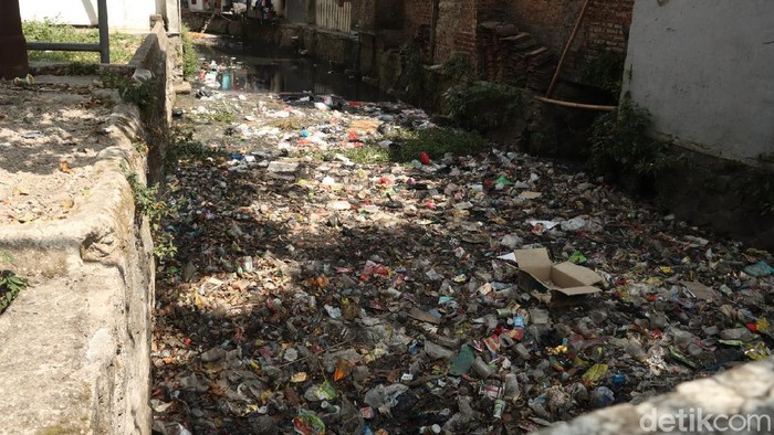 Sampah menumpuk di anak sungai Cikapundung Bandung
