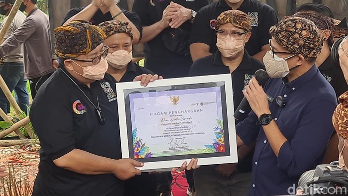 Sandiaga di Desa Wisata Cisande Sukabumi