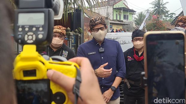 Sandiaga di Desa Wisata Cisande Sukabumi