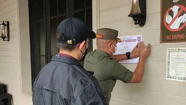 Satpol PP DKI menutup sementara Holywings Kemang (dok. Instagram Satpol PP DKI)