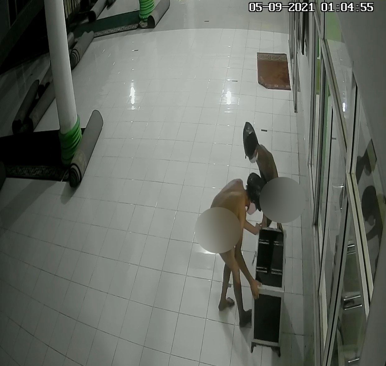 Screenshot video viral 2 pria bercelana dalam curi kotak infak masjid di Sumbar (dok. Istimewa)