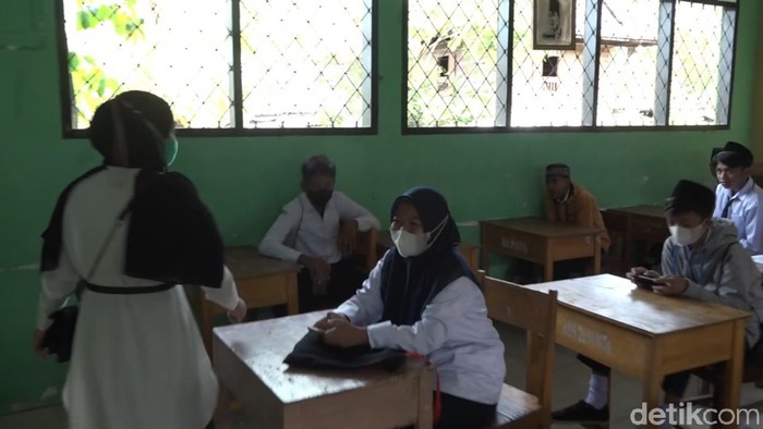 Sejumlah murid di Polman tak pakai masker saat PTM di kelas