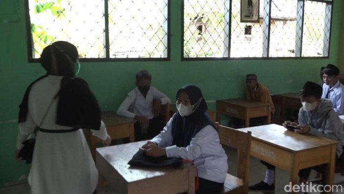Sejumlah murid di Polman tak pakai masker saat PTM di kelas