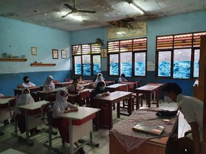 Harap-harap Cemas Guru di Bekasi Usai Sekolah Tatap Muka Dimulai
