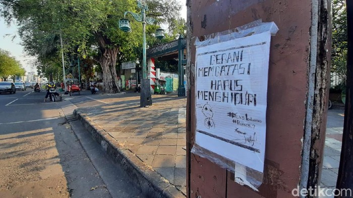 Selebaran poster berisi kritikan di Solo, Senin (6/9/2021).