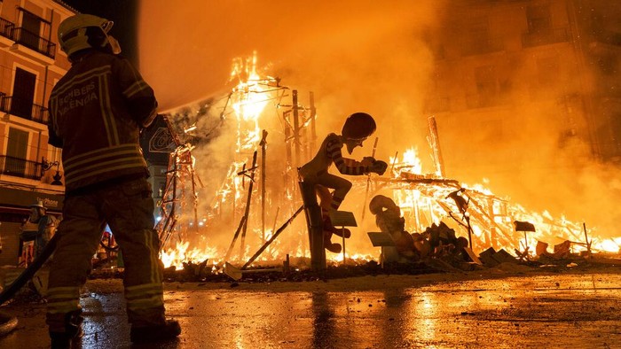 Semarak Festival Api yang Kembali Digelar di Spanyol Festival Las Fallas kembali digelar di Spanyol tahun ini. Acara yang juga dikenal sebagai festival api ini jadi salah satu kegiatan yang dinanti di Valencia.