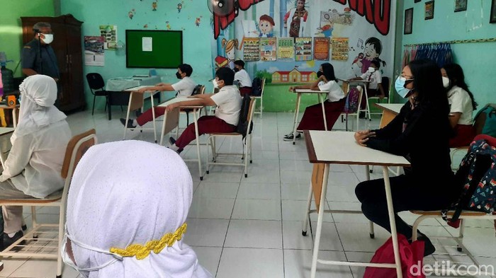 Sejumlah sekolah di Surabaya melaksanakan pembelajaran tatap muka (PTM). Selain kenakan seragam, ada pula siswa yang kenakan baju bebas di hari pertama PTM.