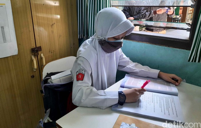 Sejumlah sekolah di Surabaya melaksanakan pembelajaran tatap muka (PTM). Selain kenakan seragam, ada pula siswa yang kenakan baju bebas di hari pertama PTM.
