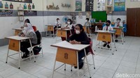 Sejumlah sekolah di Surabaya mulai menggelar pembelajaran tatap muka (PTM) hari ini, Senin (6/9/2021).  