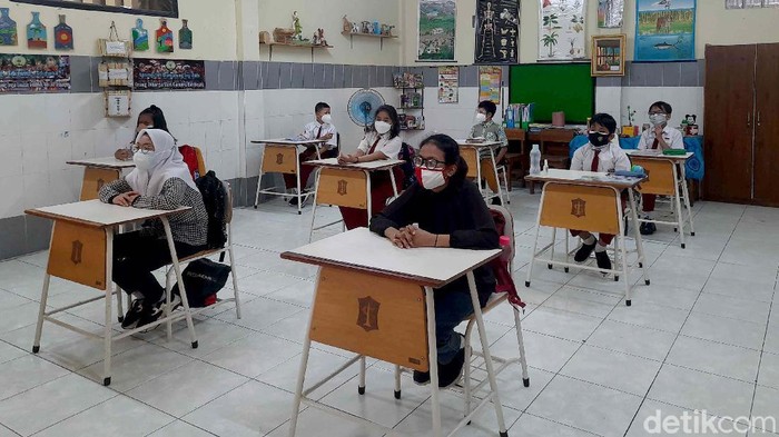 Sejumlah sekolah di Surabaya melaksanakan pembelajaran tatap muka (PTM). Selain kenakan seragam, ada pula siswa yang kenakan baju bebas di hari pertama PTM.