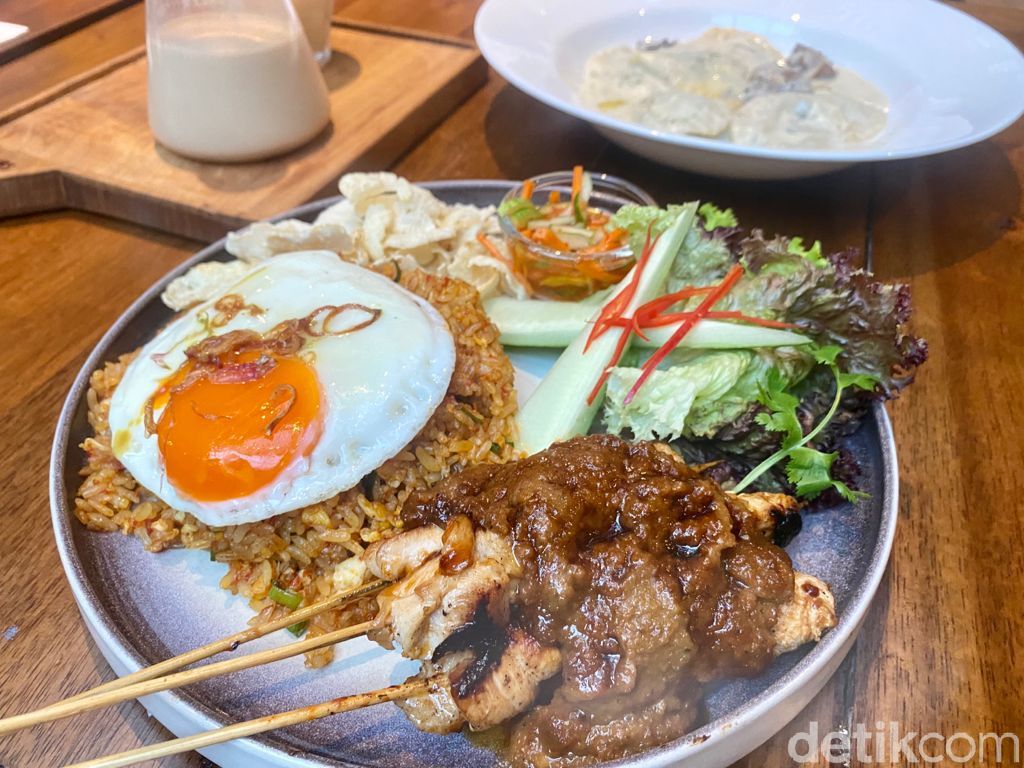 Six Ounces: Nasgor Kampung dan Kue Pandan Keju Enak dengan 'Vibes' Bali