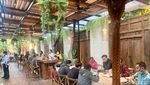Sedap Banget! Makan Nasi Goreng Kampung Plus Suasana Bali di Coffee Shop Ini