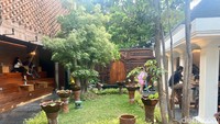 Beranjak ke bagian belakang, terdapat area taman dan teras kecil yang suasananya bikin rileks. Ada gemericik suara air dan pemandangan tanaman hijau melengkapinya.