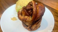 Ada juga Nutella Babka (Rp 30.000) juga sayang dilewatkan. Tekstur rotinya empuk dan lembut dengan uliran Nutella yang legit.