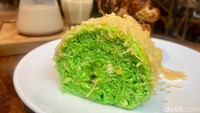 Pandan Cheese (Rp 25.000) di sini layak dicoba. Bentuknya seperti bolu gulung pandan dengan taburan keju. Rasa manisnya lumayan kuat dengan aroma pandan yang harum enak. 