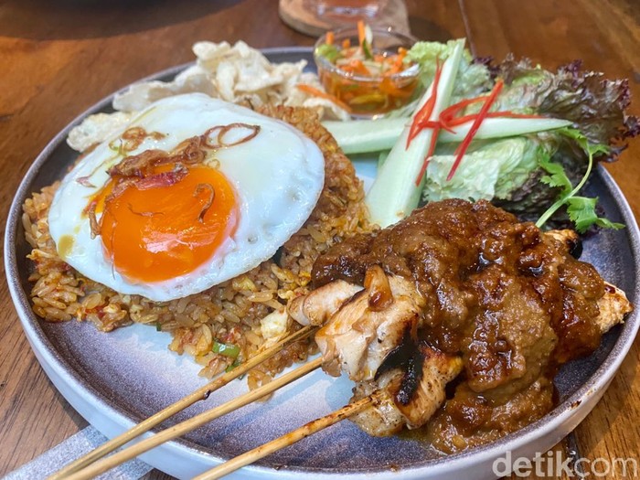 Six Ounces: Nasgor Kampung dan Kue Pandan Keju Enak dengan Vibes Bali Six Ounces: Nasgor Kampung dan Kue Pandan Keju Enak dengan Vibes Bali