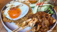 Kalau mau yang mengenyangkan, cobalah Nasi Goreng Kampung (Rp 85.000) di sini. Diberi topping tiga tusuk sate ayam, acar, lalapan lettuce, emping, dan taburan bawang goreng.