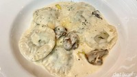 Truffled Mushroom Cream Ravioli (Rp 98.000) berisi tujuh lembar ravioli dan potongan jamur champignon. Balutan saus krim truffle-nya begitu  gurih dan menggugah selera.