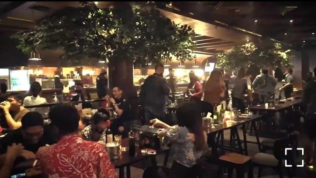 Suasana di Holywings Epicentrum, Setiabudi, Jaksel saat disidak polisi, Minggu (5/9/2021) malam. (Foto: tangkapan layar video/dok.Ditnarkoba Polda Metro Jaya)