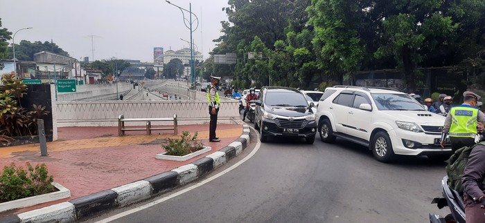 Suasana di pos pengecekan ganjil genap menuju Jalan HR Rasuna Said, Jakarta Selatan (Yogi-detikcom)