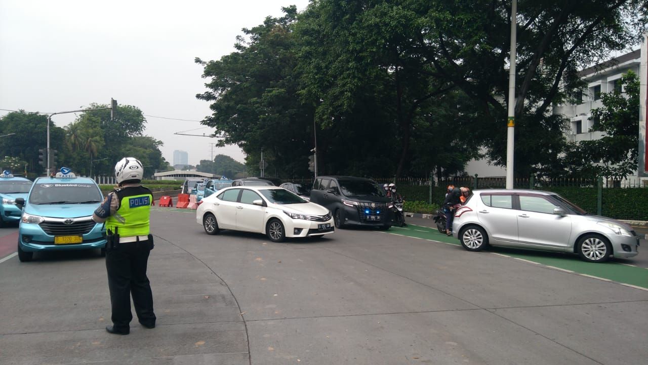 Suasana pengecekan ganjil genap menuju Jalan Sudirman, Senin (6/9/2021)