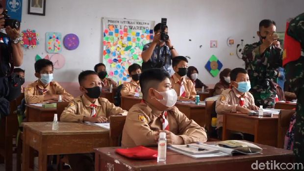 Suasana PTM di Purwakarta yang dimulai hari ini