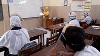  Setiap kelas hanya diisi 16 siswa dan jam pelajaran dimulai mulai pukul 07.00 sampai 10.00 WIB (Foto: Imam Suripto/detikcom)