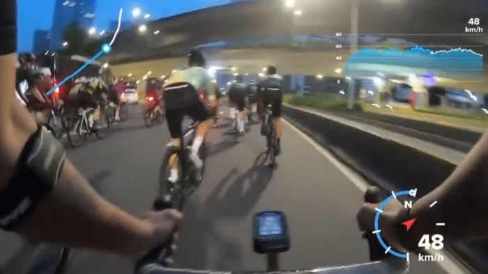 Tangkapan layar video viral road bikers gowes di Sudirman di masa PPKM level 3, Senin (4/9/2021). Foto screenshot video IG @fitaminofficial (dok.istimewa)