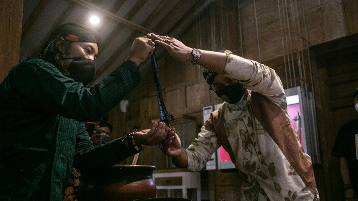 Penggemar tosan aji menjamas atau membersihkan keris di Cangkringan, Sleman, DI Yogyakarta, Senin (6/9/2021). Proses jamasan keris oleh komunitas tosan aji tersebut untuk menjaga pamor atau motif yang ada di setiap keris mahakarya empu pembuat pusaka. ANTARA FOTO/Hendra Nurdiyansyah/foc.