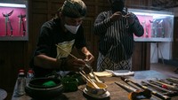 Proses menjamas dilakukan dengan sangat hati-hati.