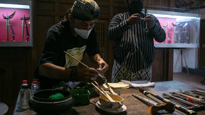 Penggemar tosan aji menjamas atau membersihkan keris di Cangkringan, Sleman, DI Yogyakarta, Senin (6/9/2021). Proses jamasan keris oleh komunitas tosan aji tersebut untuk menjaga pamor atau motif yang ada di setiap keris mahakarya empu pembuat pusaka. ANTARA FOTO/Hendra Nurdiyansyah/foc.
