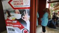 Meski masih digelar secara terbatas, para mahasiswa ini mengaku senang bisa menerima ilmu secara langsung dari dosen.