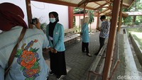 Jaga jarak saat interaksi dengan para mahasiswa juga dilakukan demi memutus tali penyebaran virus Corona.