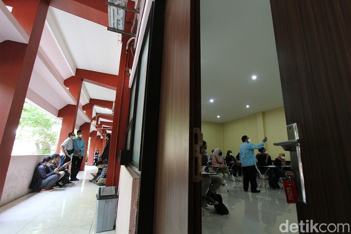 Mahasiswa fakultas Hukum Universitas Sebelas Maret mengikuti perkuliahan uji coba di ruang perkuliahan UNS, Solo, Jawa Tengah, Senin (9/6). Selain perkuliahan  yang berlangsung off line, pihak kampus juga menyelenggarakan perkuliahan secara daring. UNS merupakan salah satu universitas di Solo yang mendapatkan ijin untuk menyelenggarakan uji coba perkuliahan tatap muka pertama kali di Solo ditengah penerapan PPKM level 3.