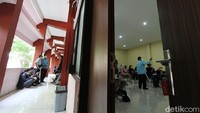 Dalam kuliah perdana hari ini, mahasiswa semester lima itu harus mengikuti serangkaian pemeriksaan terlebih dahulu. Antara lain ialah pengecekan bahwa dirinya sudah divaksin.