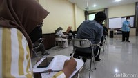 UNS merupakan salah satu universitas yang mendapatkan ijin untuk menyelenggarakan uji coba perkuliahan tatap muka pertama kali di Solo di tengah penerapan PPKM level 3.