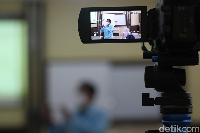 Mahasiswa fakultas Hukum Universitas Sebelas Maret mengikuti perkuliahan uji coba di ruang perkuliahan UNS, Solo, Jawa Tengah, Senin (9/6). Selain perkuliahan  yang berlangsung off line, pihak kampus juga menyelenggarakan perkuliahan secara daring. UNS merupakan salah satu universitas di Solo yang mendapatkan ijin untuk menyelenggarakan uji coba perkuliahan tatap muka pertama kali di Solo ditengah penerapan PPKM level 3.