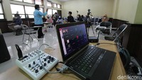 Mahasiswa fakultas Hukum Universitas Sebelas Maret mengikuti perkuliahan uji coba di ruang perkuliahan UNS, Solo, Jawa Tengah, Senin (9/6).
