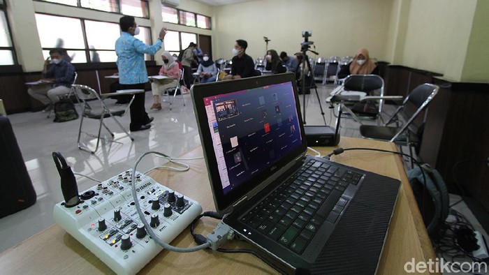 UNS Uji Coba Kuliah Tatap Muka di Solo Mahasiswa fakultas Hukum Universitas Sebelas Maret mengikuti perkuliahan uji coba di ruang perkuliahan UNS, Solo, Jawa Tengah, Senin (9/6). Selain perkuliahan yang berlangsung off line, pihak kampus juga menyelenggarakan perkuliahan secara daring. UNS merupakan salah satu universitas di Solo yang mendapatkan ijin untuk menyelenggarakan uji coba perkuliahan tatap muka pertama kali di Solo ditengah penerapan PPKM level 3.