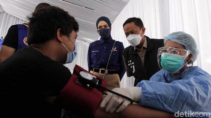 Vaksinasi COVID-19 terus digencarkan. Salah satunya dilakukan oleh Pemuda Siaga Pandemi (PSP) Bervaksin di Kampus Akademi Bela Negara (ABN) Partai NasDem, Jakarta.