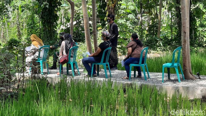 Vaksinasi di Peace Village