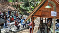 Vaksinasi COVID-19 ini menargetkan 980 orang. Mayoritas yang datang telah menerima dosis pertama vaksin Sinovac. (Jauh Hari Wawan S/detikTravel)