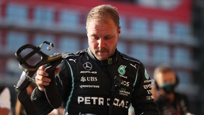 NORTHAMPTON, ENGLAND - JULY 16: Third fastest qualifier Valtteri Bottas of Finland and Mercedes GP takes off his helmet in parc ferme during qualifying ahead of the F1 Grand Prix of Great Britain at Silverstone on July 16, 2021 in Northampton, England. (Photo by Lars Baron/Getty Images)